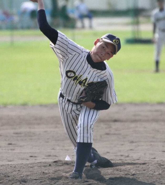 大麻高時代、練習試合で投げる早川