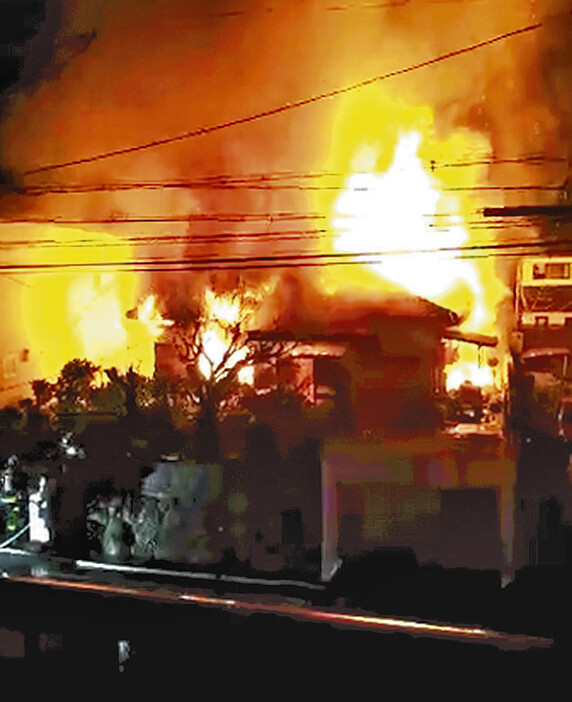 炎を上げて燃える住宅（21日午前4時半頃、福岡市城南区で）＝近隣住民提供