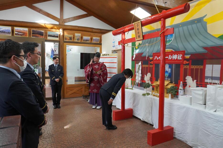 JR中込駅で行われた「ハイレール神社」の建立式