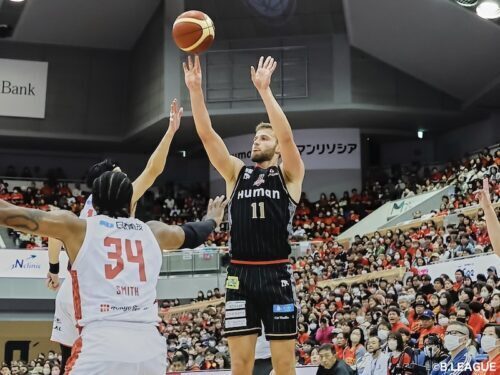 高確率（6本中5本成功）で3ポイントを沈めたルーサー［写真］＝B.LEAGUE