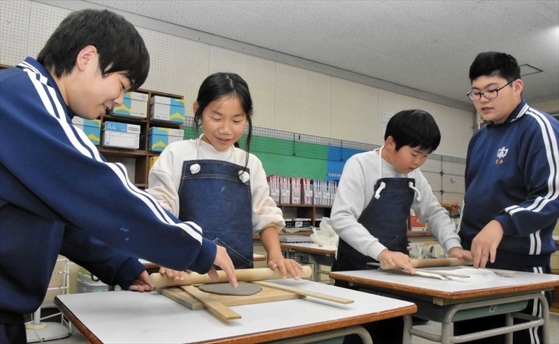 陶芸部で活動を始めた６年の讃岐さん（左から２人目）と岸さん（同３人目）