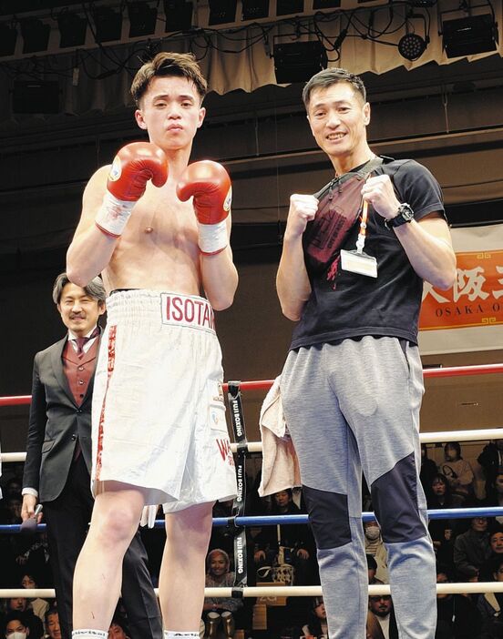 判定勝ちでプロデビューを飾った磯谷広太（左）と父の和広トレーナー