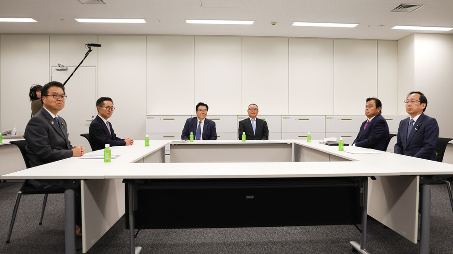 税調会長協議に臨む自民党の宮沢洋一氏（右から３人目）、公明党の赤羽一嘉氏（同２人目）、国民民主党の古川元久氏（左から２人目）ら＝１３日、国会内