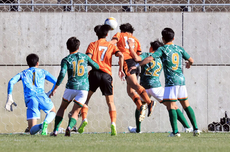 青森山田対高川学園　後半、ヘディングで先制ゴールを決める高川学園・大森（中央）（撮影・浅見桂子）