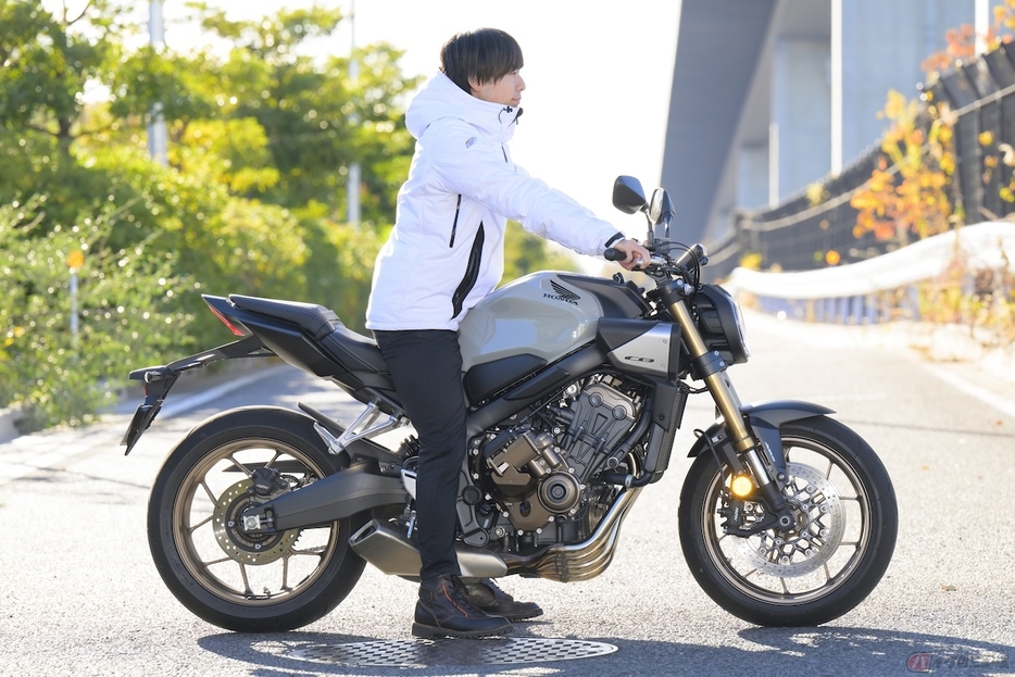 シート高810mmのホンダ「CB650R E-Clutch」の足つき(身長165cm)