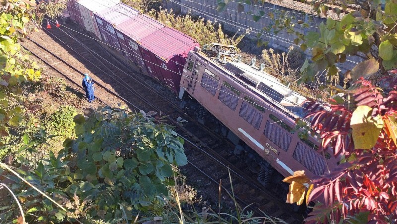 脱線したJR貨物の貨物列車＝鹿児島県薩摩川内市のJR川内駅で2024年12月12日午前10時ごろ、取違剛撮影