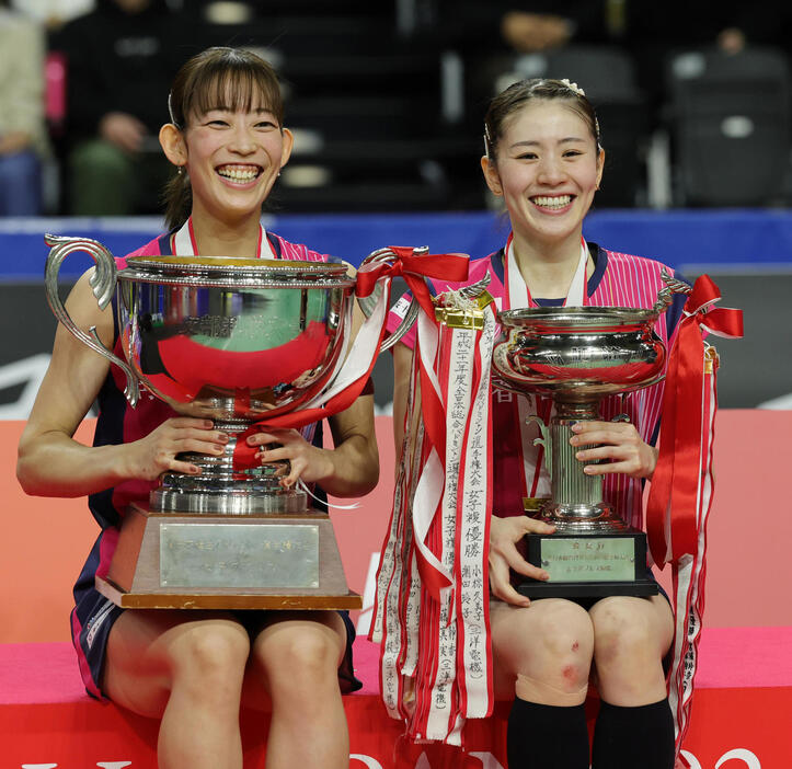 女子ダブルスで優勝し喜ぶ松山（左）と志田のシダマツペア（撮影・野上伸悟）