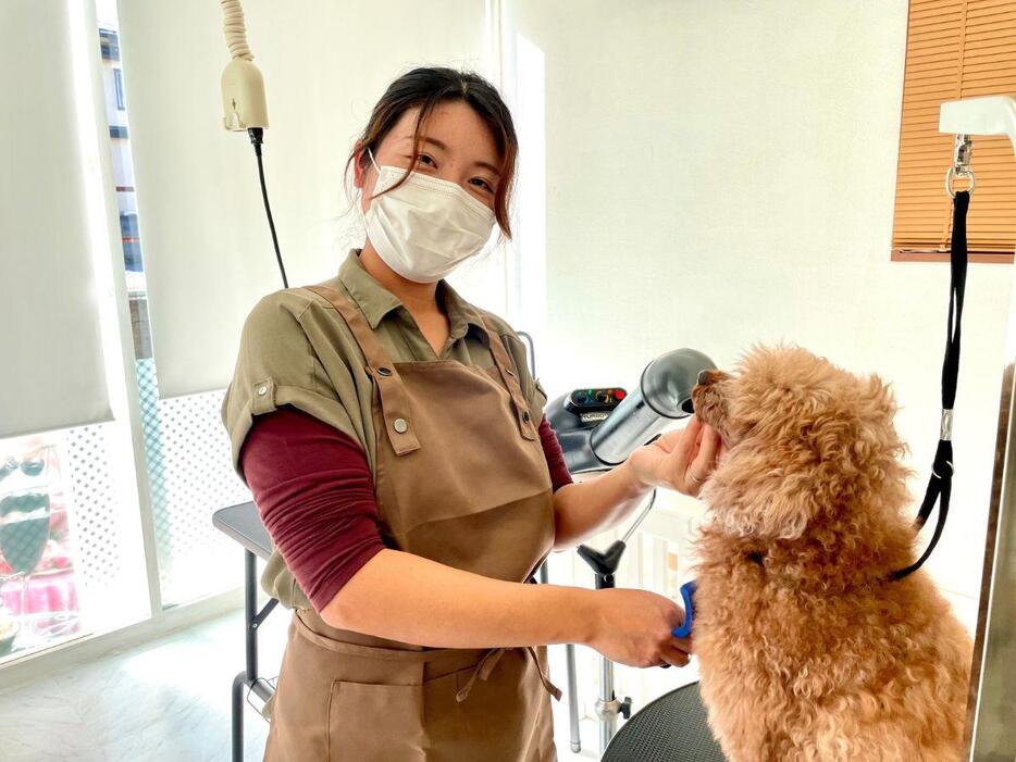 店主の吉田小由希さんと愛犬のソラじろー