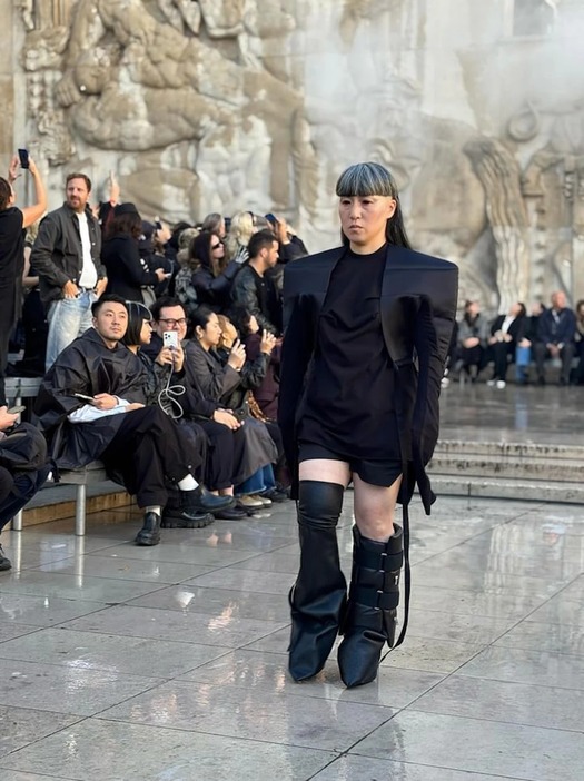 リック・オウエンス（Rick Owens） 2025年春夏ウィメンズショーのランウェイを歩く姿。「Hollywood」をテーマに、パリのパレ・ド・トーキョー (Palais de Tokyo) で行われた © Jesse Brouns