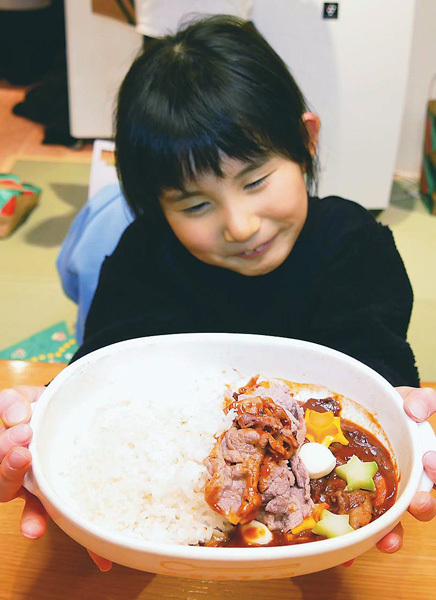 子どもたちに振る舞われた和牛のハッシュドビーフ（東京都江東区で）