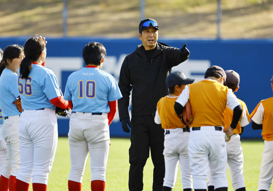 野球教室で子どもたちを指導する阪神藤川監督（撮影・藤尾明華）