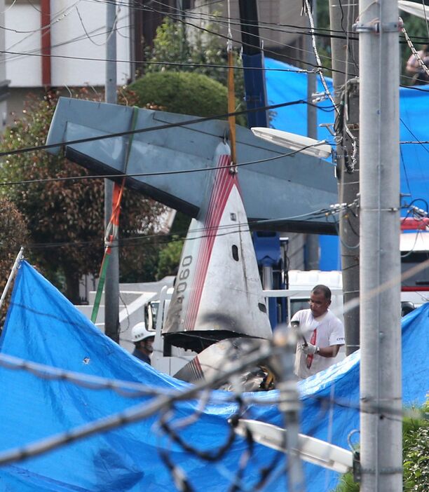 東京都調布市の住宅に小型機が墜落し、8人が死傷。小型機は大きく破損した