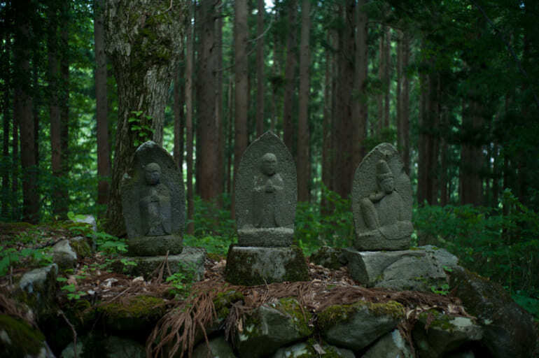 8軒の民家があった大秋山村で亡くなった村人を弔う地蔵