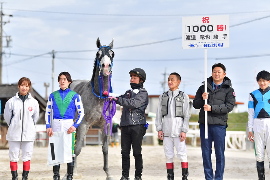 渡辺竜也騎手（左から２人目）が地方通算1000勝を達成（岐阜県地方競馬組合提供）