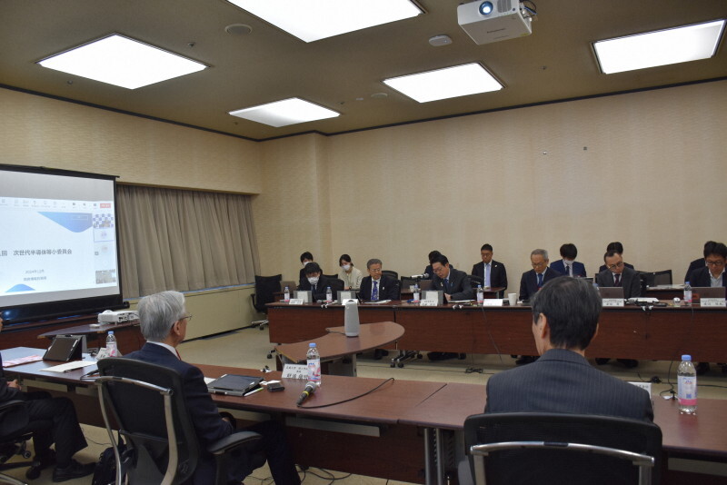 次世代半導体の支援策を議論する経済産業省の有識者会議「次世代半導体等小委員会」＝東京都千代田区で2024年12月25日午前、町野幸撮影