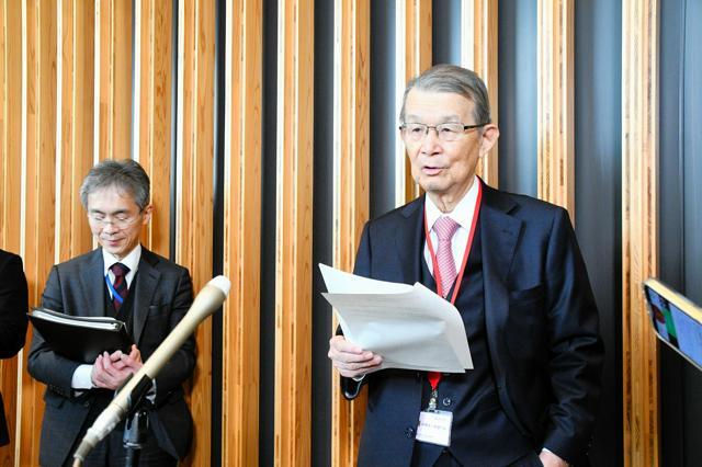 日本学術会議の法人化に関する有識者懇談会の後、記者会見する座長の岸輝雄・東京大名誉教授=東京都千代田区