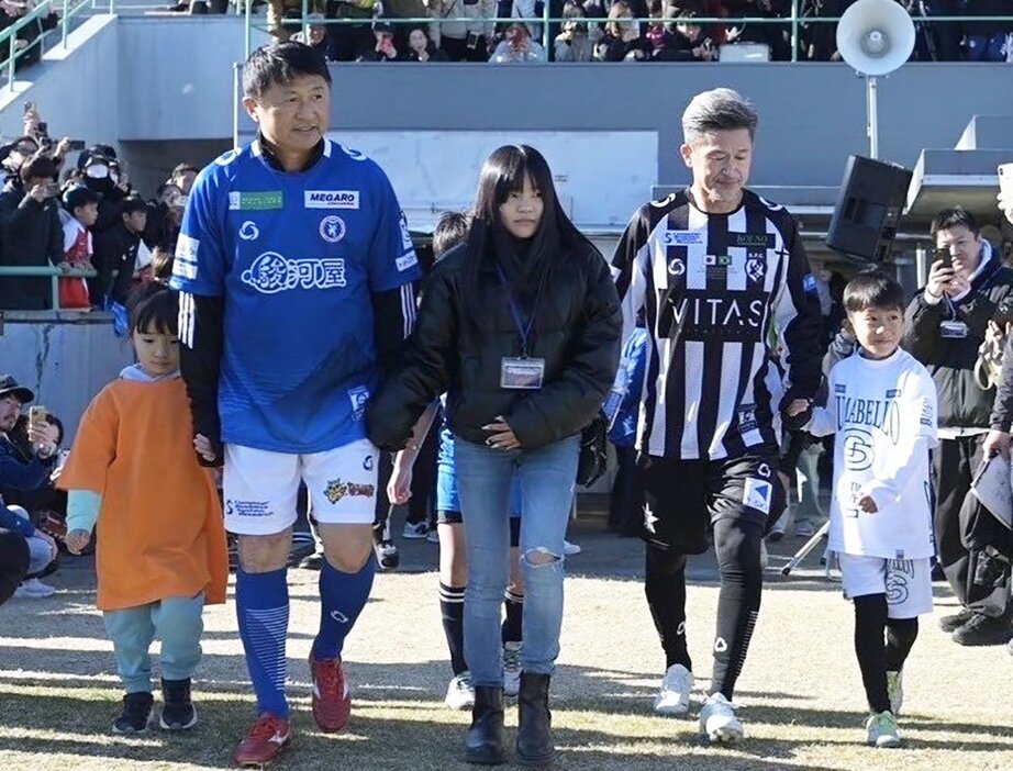 サッカー教室後の試合で入場する武田修宏氏(左から２人目)と三浦知良(同４人目)