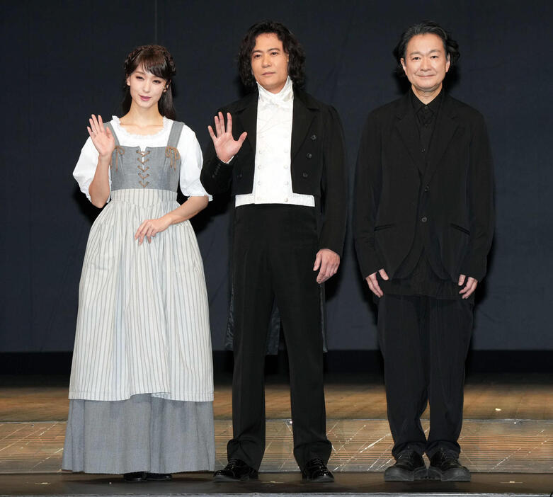 稲垣吾郎（中央）の主演舞台「No．9－不滅の旋律－」が100公演目を迎え、剛力彩芽（左）、俳優で演出家の白井晃氏とともに心境を語った（撮影・たえ見朱実）