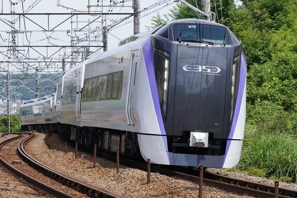 特急「あずさ」に使われるE353系電車（画像：写真AC）。