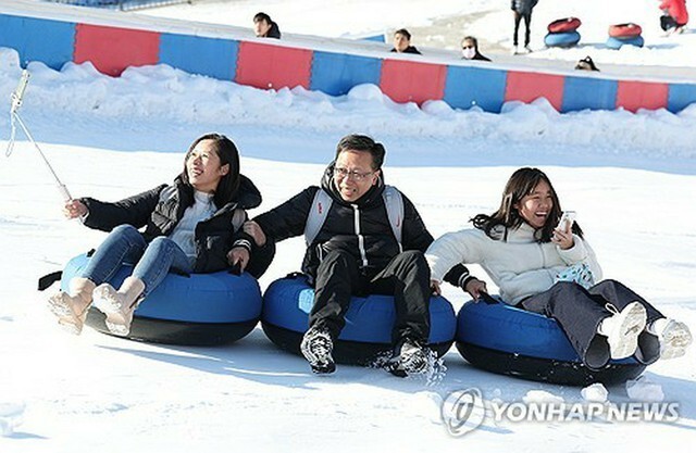 ソウル市内の雪そり場を訪れた外国人観光客＝（聯合ニュース）