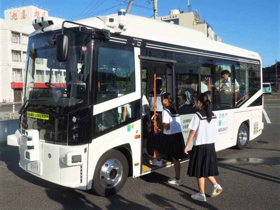 実証実験が行われた自動運転バスは地元の高校生も利用した＝香川県土庄町