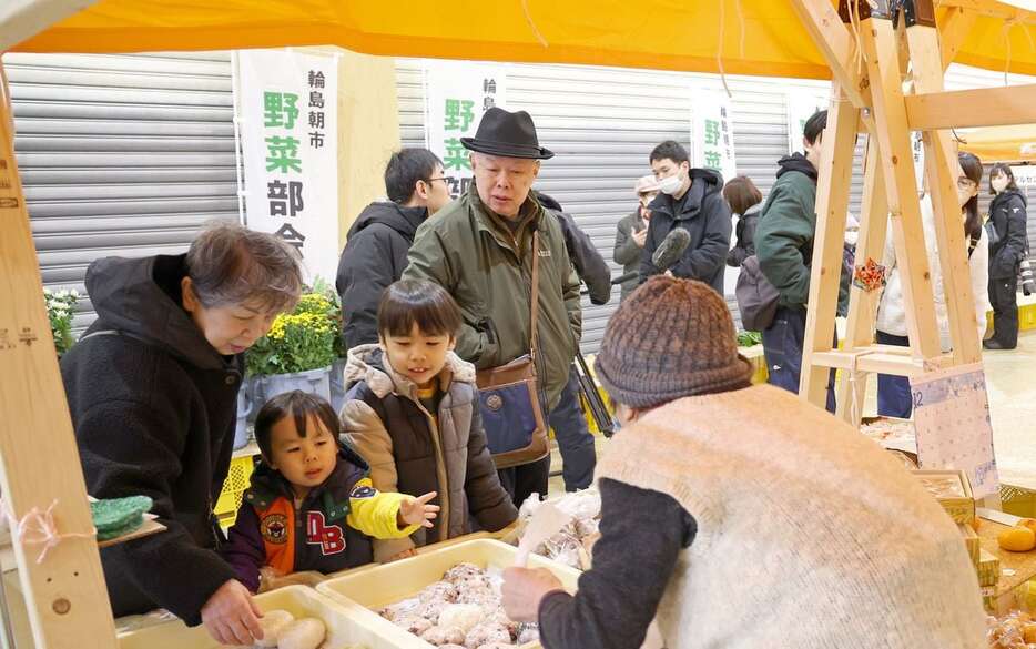 買い物客でにぎわう「出張輪島朝市」＝31日午前、石川県輪島市