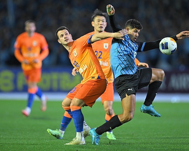 敵地で川崎と対戦した山東。４失点で完敗を喫した。写真：金子拓弥（サッカーダイジェスト写真部）