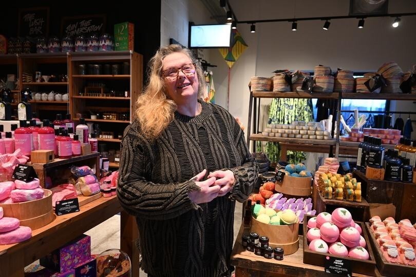 LUSHエシカル・ディレクターのヒラリー・ジョーンズ氏。イギリス・ドーセット州のLUSH工場で撮影。