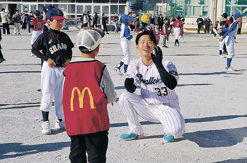 野球の楽しさを伝える内山選手＝都内