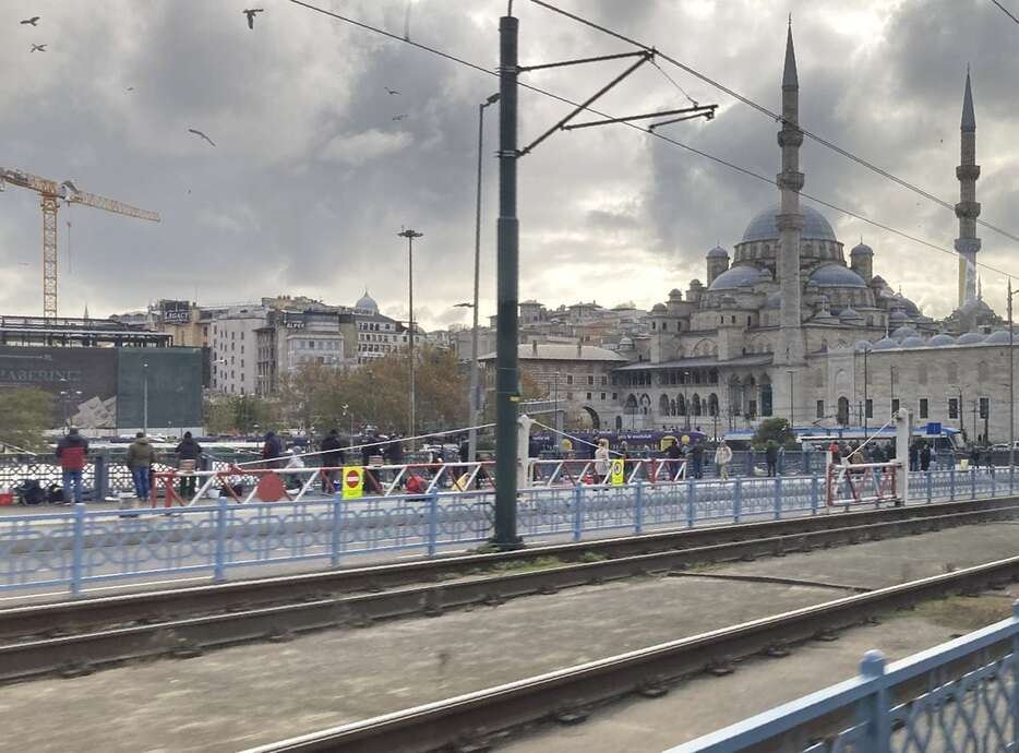 車窓から見えたトルコのイスタンブールの風景＝12月5日（吉澤智美撮影）