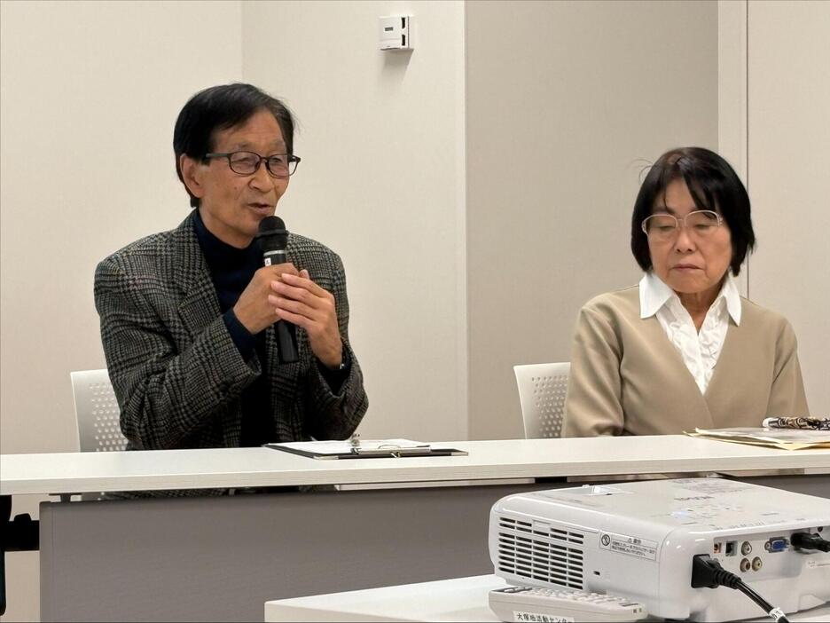 講演する（左から）猪野憲一さん、京子さん（2024年11月30日／東京都内／弁護士ドットコム撮影）