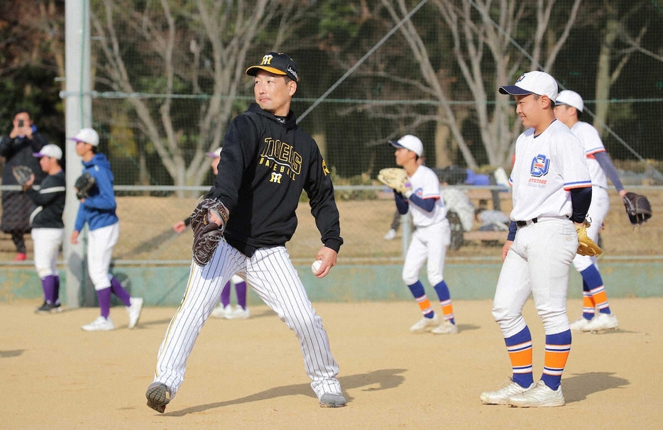 子どもたちに混ざってキャッチボールする阪神・岩崎　（撮影・後藤　大輝）