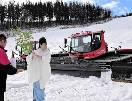 今シーズンの来場者の安全を願い営まれた神事=12月10日、福井県大野市の福井和泉スキー場