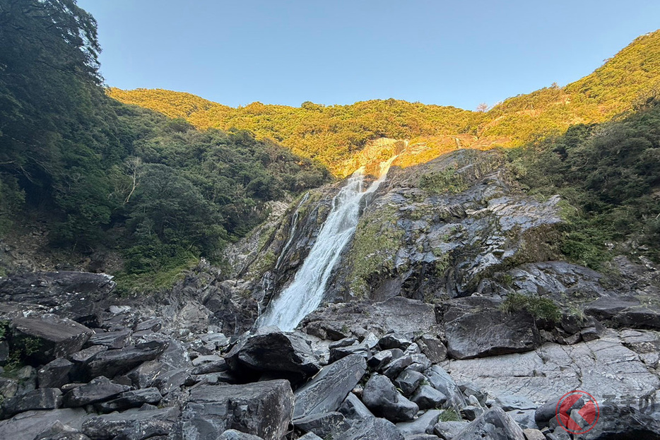 「大川の滝」は屋久島最大の滝で、かなり近くまで寄ることができる