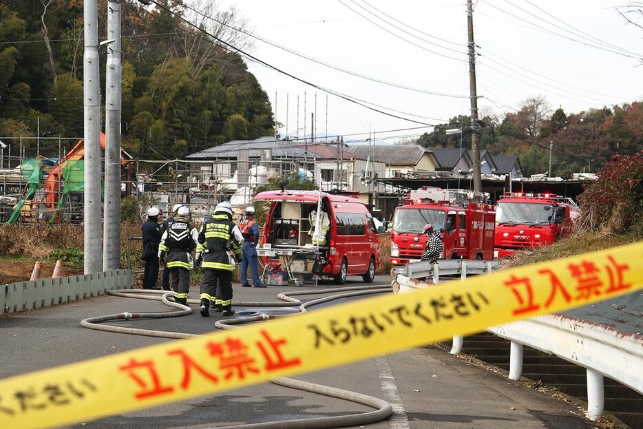 火災が発生した産業廃棄物置き場＝１３日、藤沢市用田