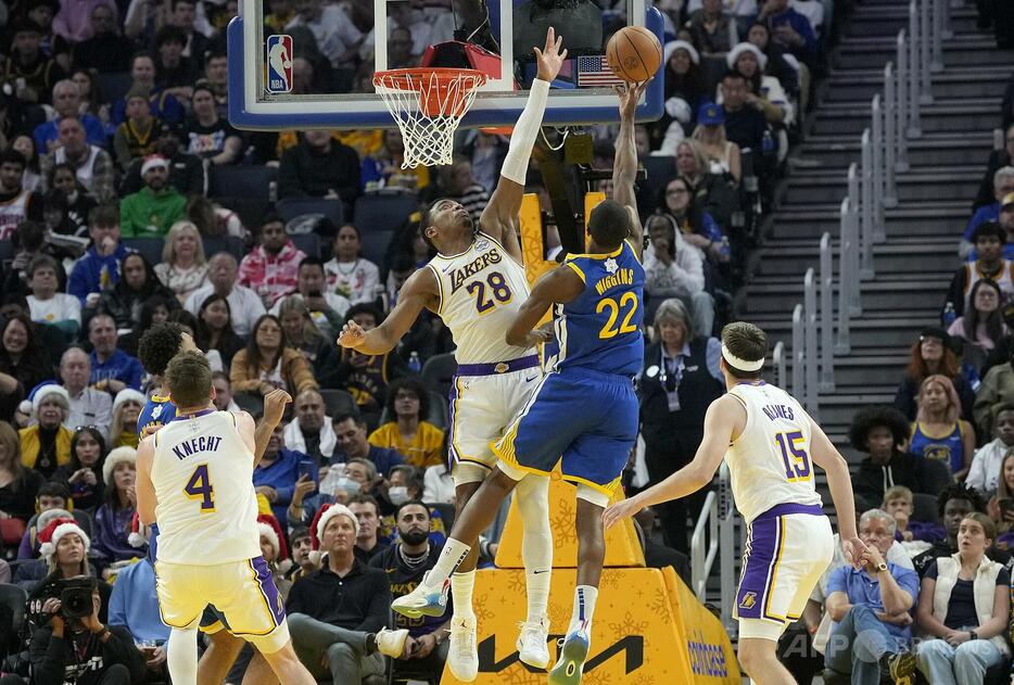 24-25NBA、ゴールデンステイト・ウォリアーズ対ロサンゼルス・レイカーズ。ゴールデンステイト・ウォリアーズのアンドリュー・ウィギンス（中央右）のシュートをブロックするロサンゼルス・レイカーズの八村塁（中央左、2024年12月25日撮影）。【翻訳編集】 AFPBB News