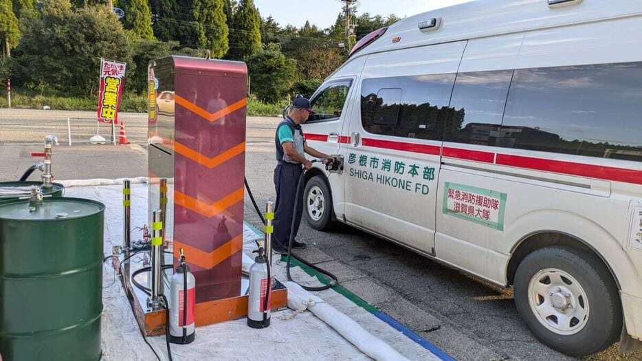 どこでもスタンドを使った仮設給油所。ドラム缶からの直結でガソリンを供給した＝石川県輪島市（横田瀝青興業提供）