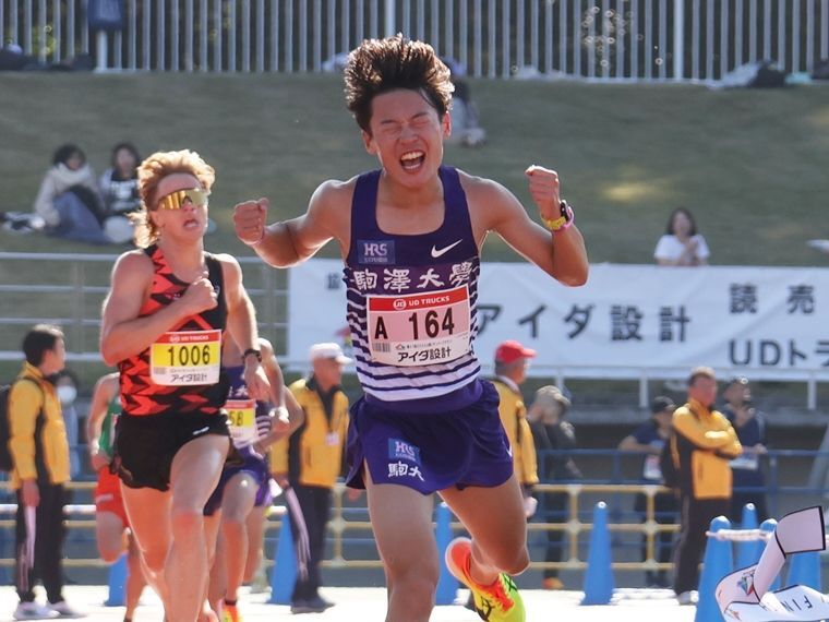 上尾ハーフで2位に入り、ガッツポーズでゴールする駒澤大・帰山侑大（撮影・宮澤希々）