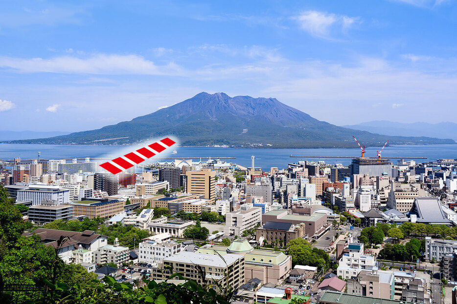 錦江湾横断道路のルート候補のひとつは桜島フェリーの航路と一致。(c) Tabby - stock.adobe.com