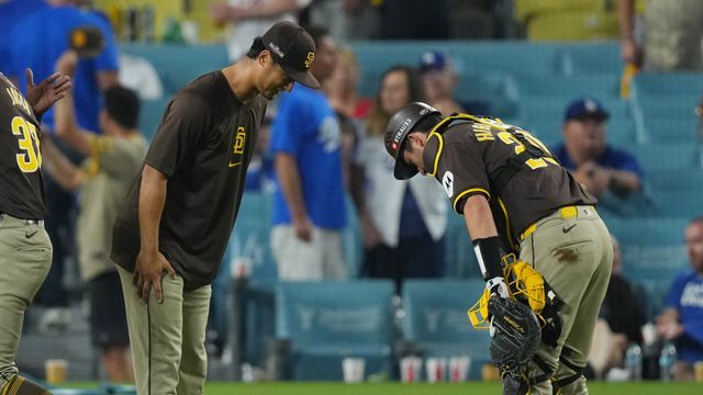 試合後、ダルビッシュ投手とお辞儀をするヒガシオカ選手(写真：日刊スポーツ/アフロ)