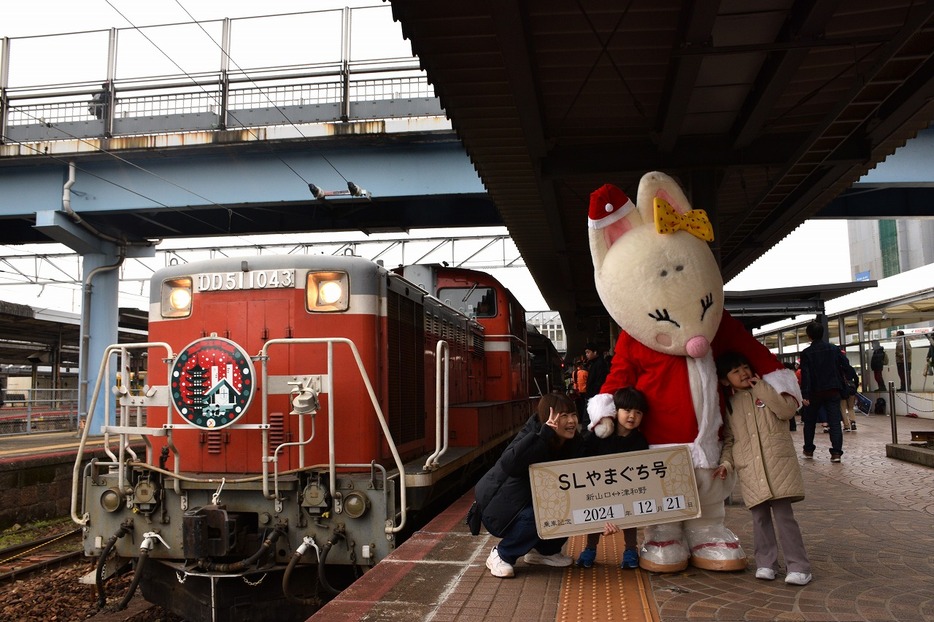 クリスマス仕様のDLとの撮影を楽しむ来場者（JR新山口駅で）