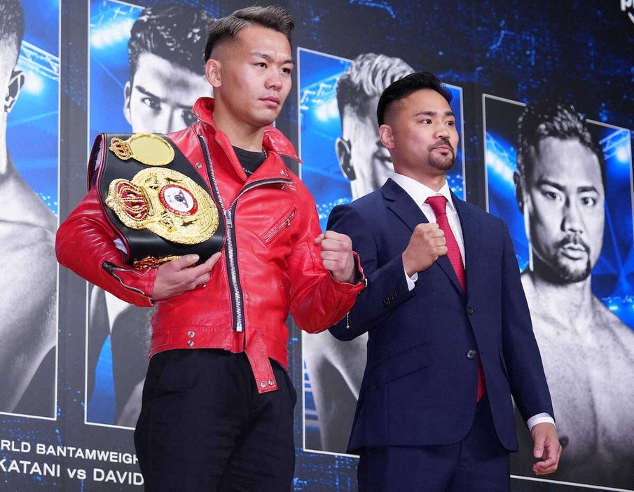 ＜Prime　Video　Boxing　11会見＞フォトセッションでポーズを決める堤（左）と比嘉（撮影・木村　揚輔）　　