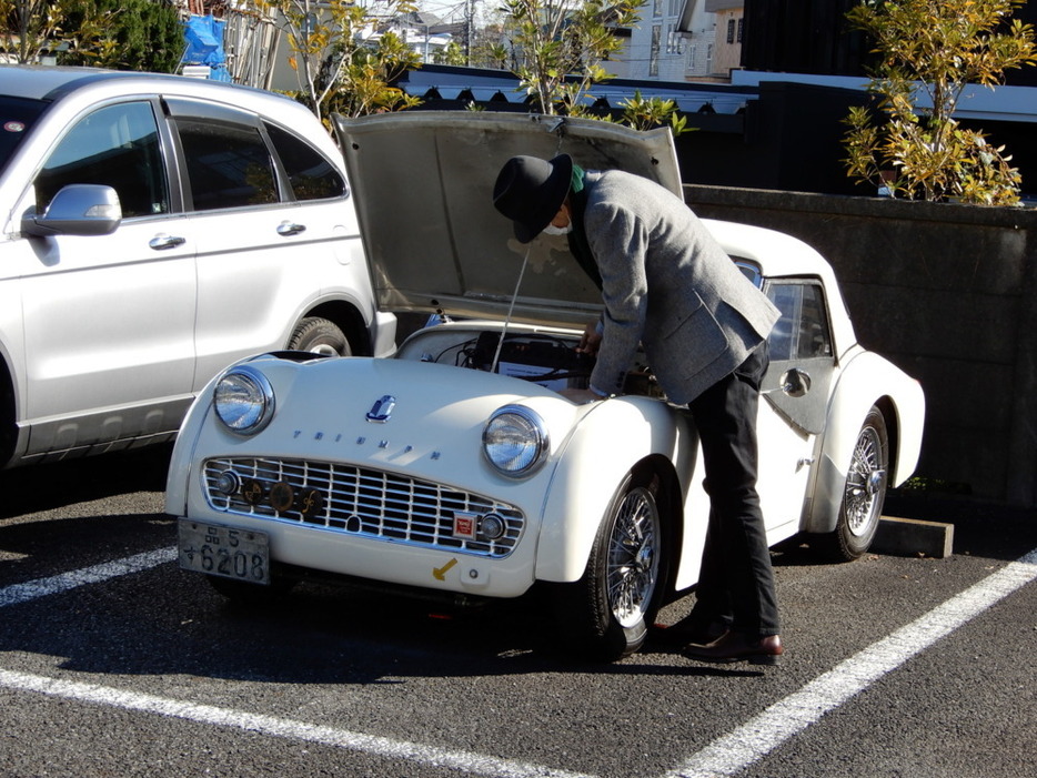 Bowさんといえば、愛車のトライアンフTR3。その絵は、どんなクルマよりも愛に満ちていた気がします。