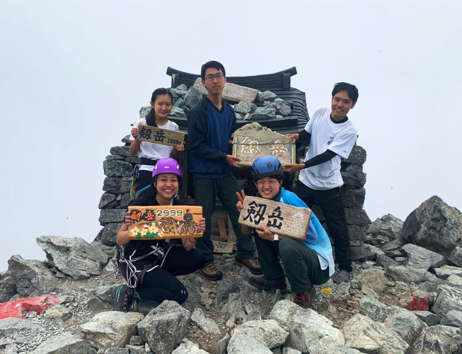 富山県の剣岳に登り、記念写真に納まる京都大山岳部前リーダーの田中丈太郎さん（右端）ら部員＝2023年8月（田中さん提供）