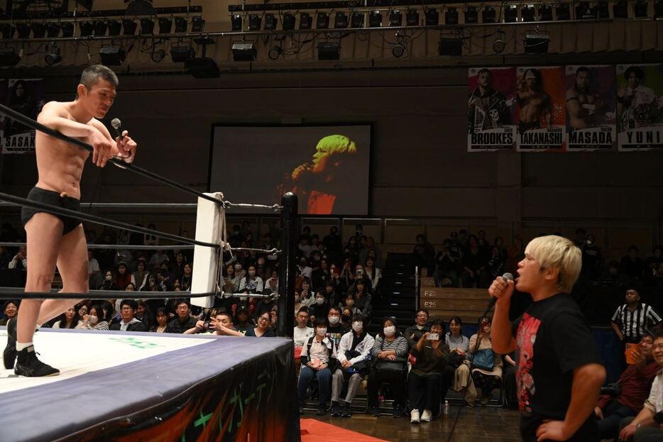 DDTプロレスに殴り込んだ拳王と向かい合う青木真也