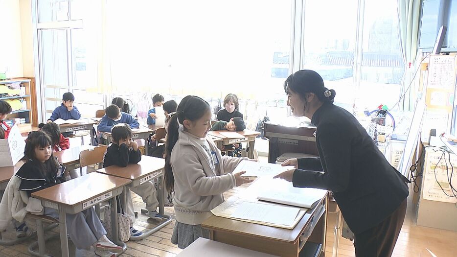 教室で通知表が手渡された