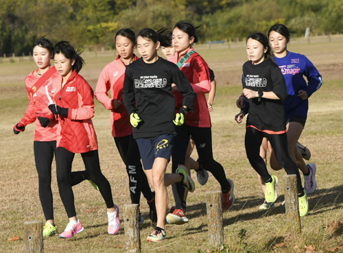 【女子全国高校駅伝に出場する鈴鹿の選手ら】