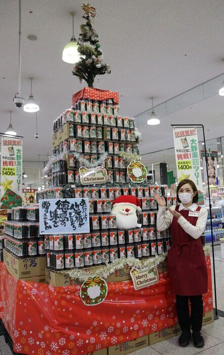 大野海苔1400個を使ったクリスマスツリー＝北島町江尻のキョーエイ店