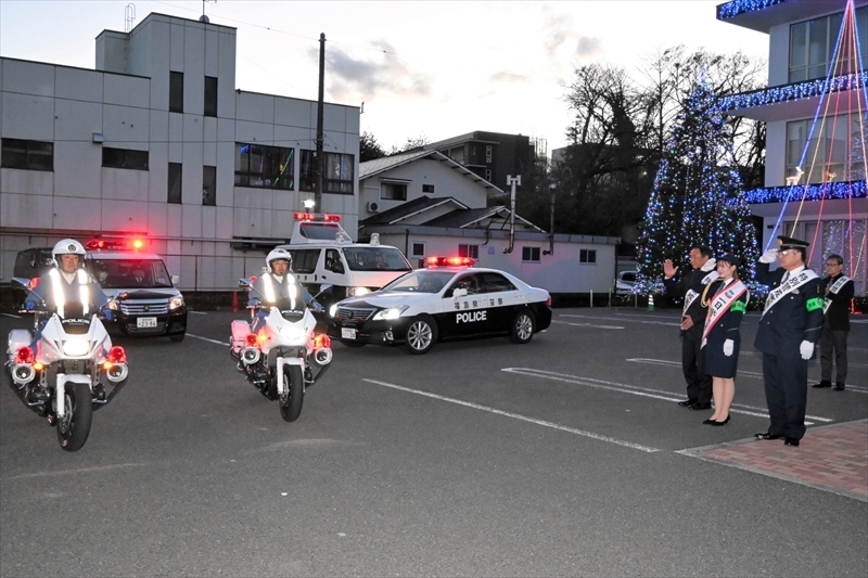 パトロールに出発する白バイとパトカー