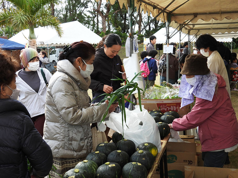 新鮮野菜を買い求める人でにぎわった「アマンディ市」（22日、奄美市笠利町）